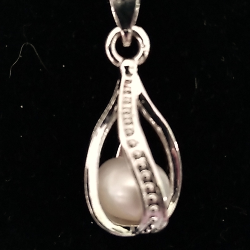 Oggie design 10 inch silver and pearl drop necklace